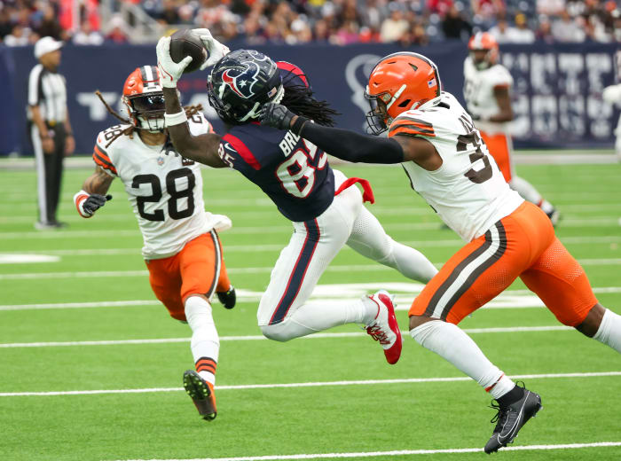 Houston Texans wide receiver Noah Brown (85) makes a catch against the Houston Texans tight end Dalton Schultz (86) in the second half at NRG Stadium.